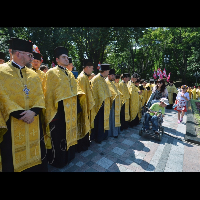 У День Хрещення Руси-України Патріарх Філарет відслужив Літургію у Володимирському соборі та очолив Хресний хід до пам'ятника князю Володимиру.
По закінченні Літургії  від центрального входу Володимирського собору розпочався Хресний хід  до пам'ятника Рівноапостольному Святому Князю Володимиру, який очолив особисто Патріарх Філарет.
на площі перед пам'ятником Князю Володимиру на Володимирській гірці буде відслужений урочистий молебень з нагоди свята та Предстоятель Київського Патріархату - Святійший Філарет звернувся зі словом до вірян.
