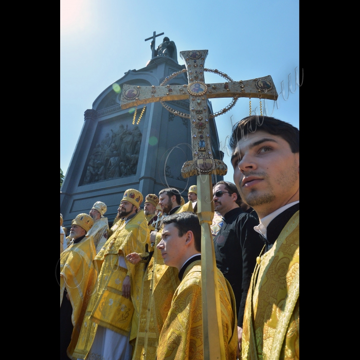 У День Хрещення Руси-України Патріарх Філарет відслужив Літургію у Володимирському соборі та очолив Хресний хід до пам'ятника князю Володимиру.
По закінченні Літургії  від центрального входу Володимирського собору розпочався Хресний хід  до пам'ятника Рівноапостольному Святому Князю Володимиру, який очолив особисто Патріарх Філарет.
на площі перед пам'ятником Князю Володимиру на Володимирській гірці буде відслужений урочистий молебень з нагоди свята та Предстоятель Київського Патріархату - Святійший Філарет звернувся зі словом до вірян.
