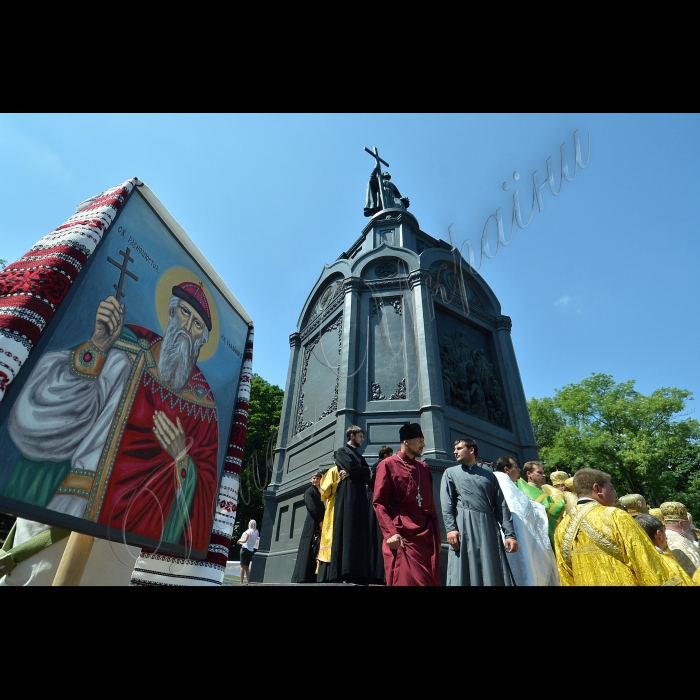 У День Хрещення Руси-України Патріарх Філарет відслужив Літургію у Володимирському соборі та очолив Хресний хід до пам'ятника князю Володимиру.
По закінченні Літургії  від центрального входу Володимирського собору розпочався Хресний хід  до пам'ятника Рівноапостольному Святому Князю Володимиру, який очолив особисто Патріарх Філарет.
на площі перед пам'ятником Князю Володимиру на Володимирській гірці буде відслужений урочистий молебень з нагоди свята та Предстоятель Київського Патріархату - Святійший Філарет звернувся зі словом до вірян.
