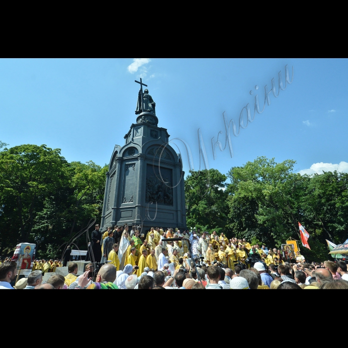 У День Хрещення Руси-України Патріарх Філарет відслужив Літургію у Володимирському соборі та очолив Хресний хід до пам'ятника князю Володимиру.
По закінченні Літургії  від центрального входу Володимирського собору розпочався Хресний хід  до пам'ятника Рівноапостольному Святому Князю Володимиру, який очолив особисто Патріарх Філарет.
на площі перед пам'ятником Князю Володимиру на Володимирській гірці буде відслужений урочистий молебень з нагоди свята та Предстоятель Київського Патріархату - Святійший Філарет звернувся зі словом до вірян.
