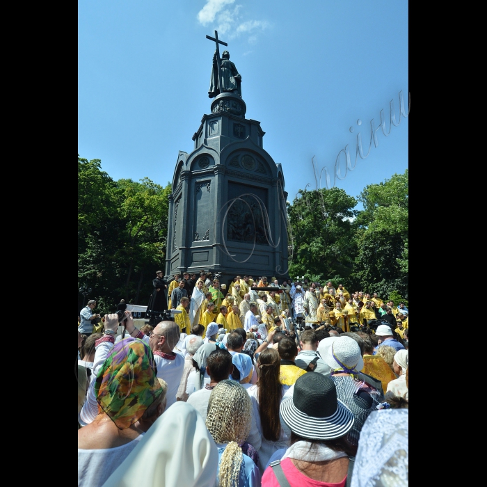 У День Хрещення Руси-України Патріарх Філарет відслужив Літургію у Володимирському соборі та очолив Хресний хід до пам'ятника князю Володимиру.
По закінченні Літургії  від центрального входу Володимирського собору розпочався Хресний хід  до пам'ятника Рівноапостольному Святому Князю Володимиру, який очолив особисто Патріарх Філарет.
на площі перед пам'ятником Князю Володимиру на Володимирській гірці буде відслужений урочистий молебень з нагоди свята та Предстоятель Київського Патріархату - Святійший Філарет звернувся зі словом до вірян.
