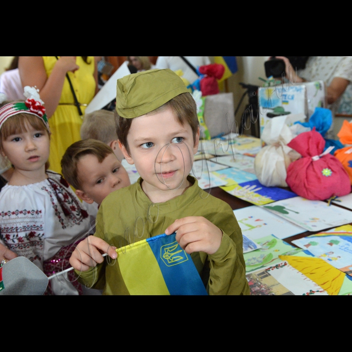 У  столичній Голосіївської РДА відбулась патріотична акція «Діти – українському солдату». Малюки Голосіївського району, віком від 3-х до 6-ти років, передадуть власноруч виготовлені листи, малюнки, поробки, обереги військовослужбовцям української армії, які перебувають на сході України в зоні  АТО та стоять на захисті кордонів України. 