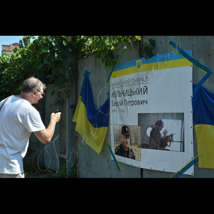 В Голосіївському районі міста Києва відбувся захід з ініціативи мешканців по перейменуванню частини вулиці на честь загиблого під Слов’янськом Героя України генерала Кульчицького. На протязі кількох тижнів збиралися підписи під зверненням до Київського міського голови В.Кличка та депутатів Київради з проханням частину вулиці радянського офіцера полковника Потєхіна від будівлі Голосіївського суду до початку Голосіївського лісу перейменувати на 