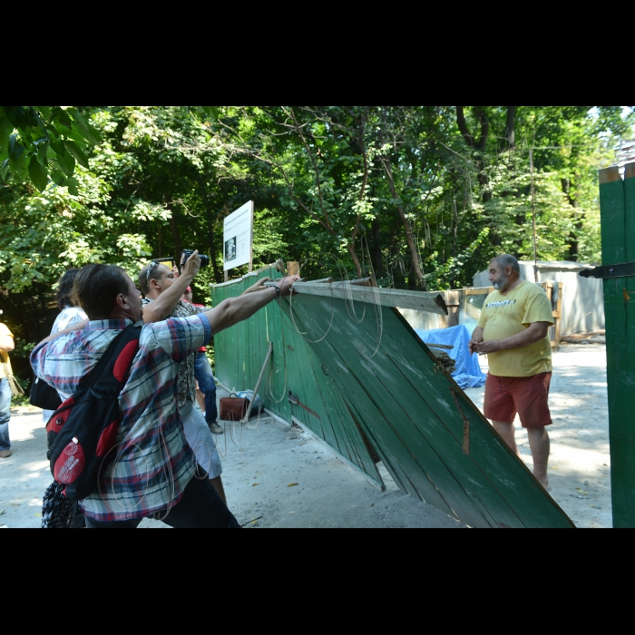 В Києві, біля ресторану «Бахчисарай»,відбулась  акція прямої дії «Забудовники, забирайтеся геть!». Громадські активісти подолати незаконний будівельний паркан і зупинити незаконне будівництво 3-поверхового ресторану «Бахчисарай» в Голосіївському парку ім. Максима Рильського. Організатори акції – громадянська кампанія «Форум порятунку Києва», ВГО «Київське віче».