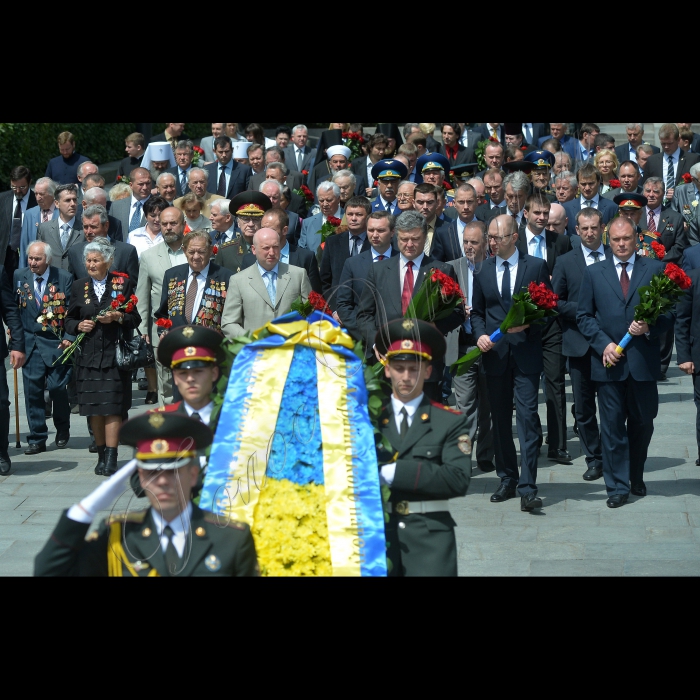 Президент України Петро Порошенко, Голова Верховної Ради України Олександр Турчинов, Прем’єр-міністр України Арсеній Яценюк взяли участь у церемонії покладання квітів до могили Невідомого солдата у парку Вічної слави в Києві, присвяченій Дню скорботи і вшанування пам’яті жертв війни в Україні.