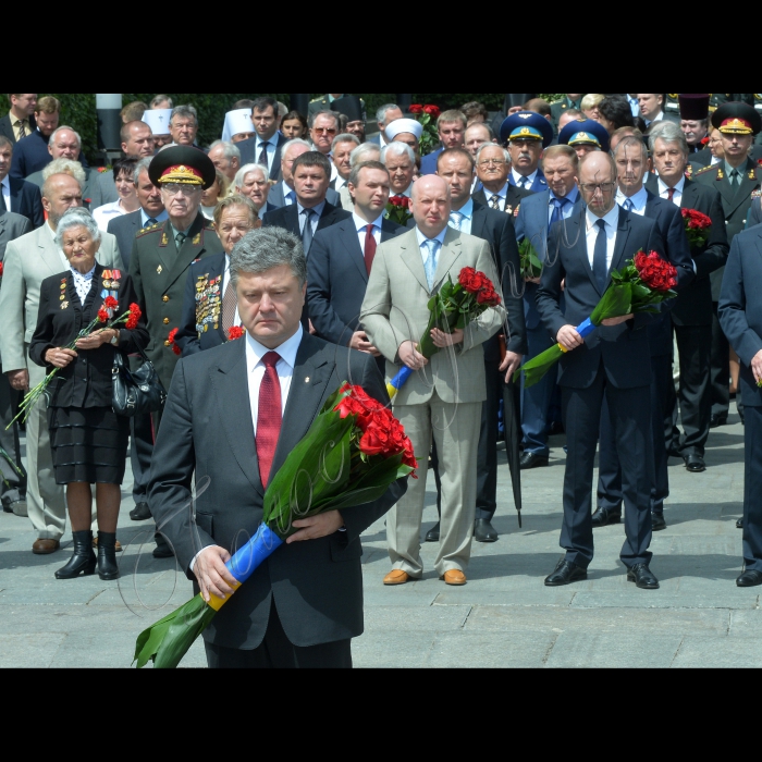 Президент України Петро Порошенко, Голова Верховної Ради України Олександр Турчинов, Прем’єр-міністр України Арсеній Яценюк взяли участь у церемонії покладання квітів до могили Невідомого солдата у парку Вічної слави в Києві, присвяченій Дню скорботи і вшанування пам’яті жертв війни в Україні.