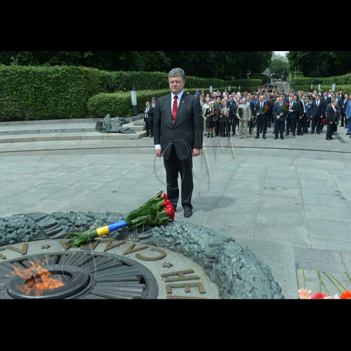 Президент України Петро Порошенко, Голова Верховної Ради України Олександр Турчинов, Прем’єр-міністр України Арсеній Яценюк взяли участь у церемонії покладання квітів до могили Невідомого солдата у парку Вічної слави в Києві, присвяченій Дню скорботи і вшанування пам’яті жертв війни в Україні.