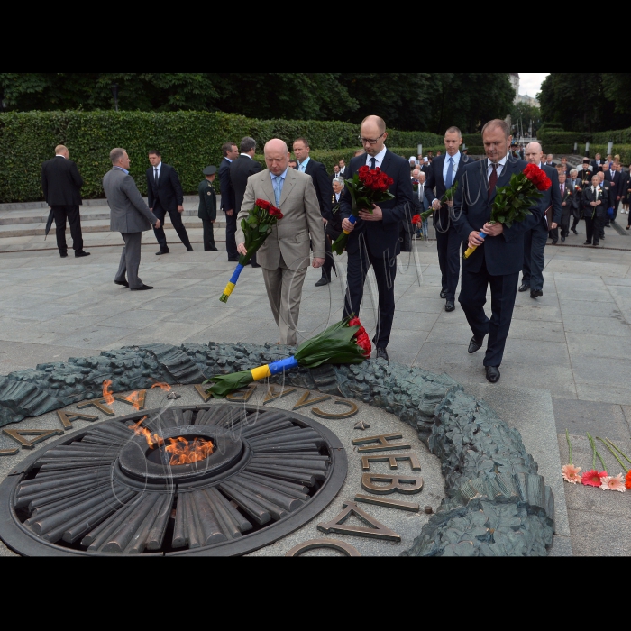 Президент України Петро Порошенко, Голова Верховної Ради України Олександр Турчинов, Прем’єр-міністр України Арсеній Яценюк взяли участь у церемонії покладання квітів до могили Невідомого солдата у парку Вічної слави в Києві, присвяченій Дню скорботи і вшанування пам’яті жертв війни в Україні.