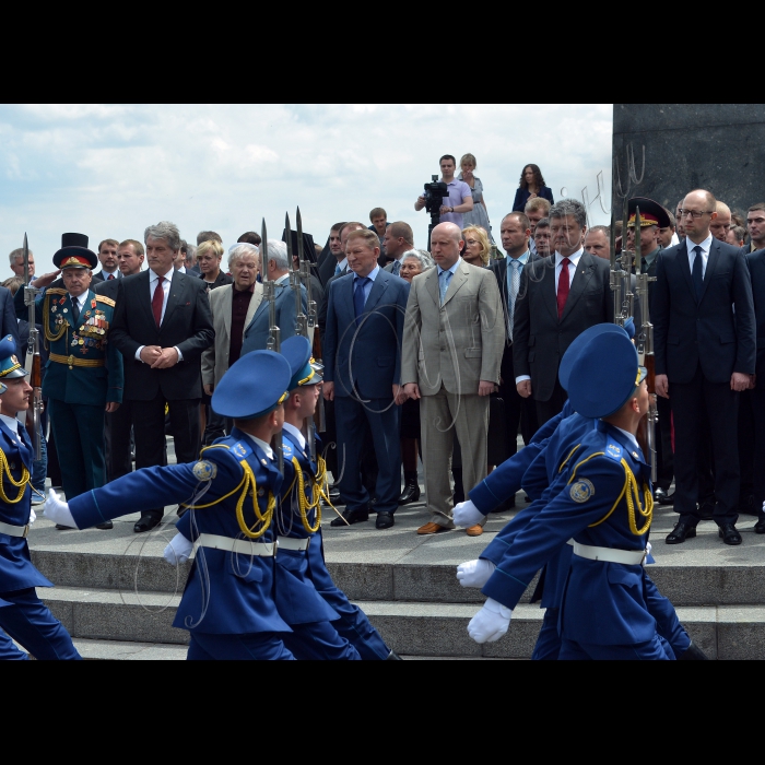 Президент України Петро Порошенко, Голова Верховної Ради України Олександр Турчинов, Прем’єр-міністр України Арсеній Яценюк взяли участь у церемонії покладання квітів до могили Невідомого солдата у парку Вічної слави в Києві, присвяченій Дню скорботи і вшанування пам’яті жертв війни в Україні.