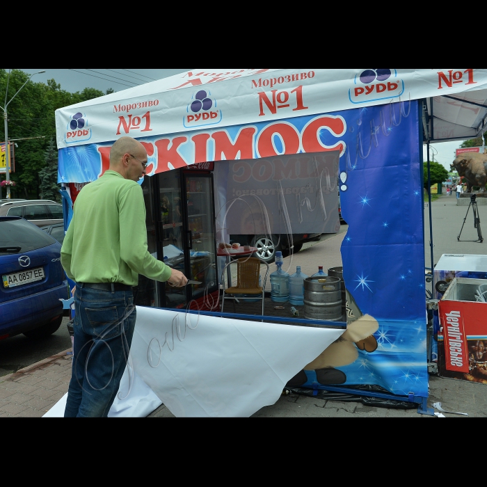 Біля входу в Київський зоопарк відбулась  акція прямої дії «Пивні генделики – STOP!»