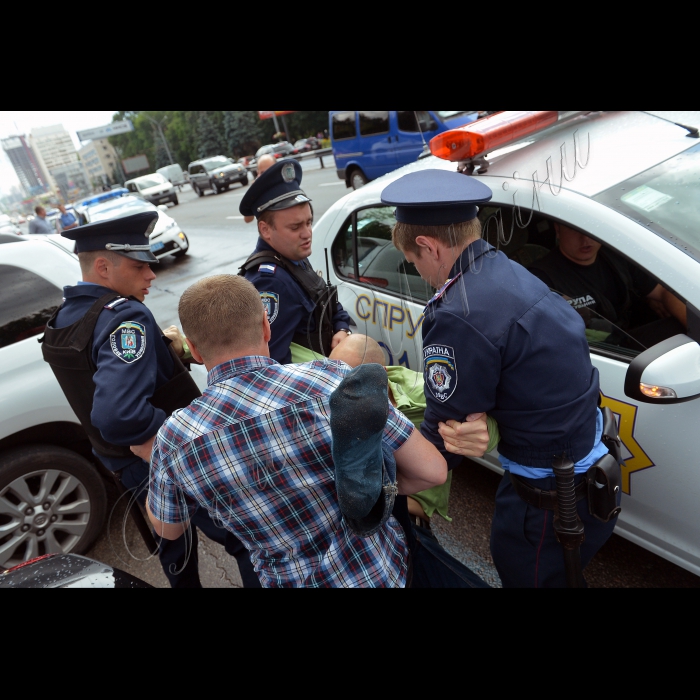 Біля входу в Київський зоопарк відбулась  акція прямої дії «Пивні генделики – STOP!»