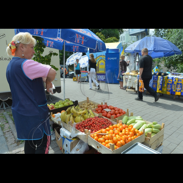 Київ, продаж черешні.  Вулична торгівля