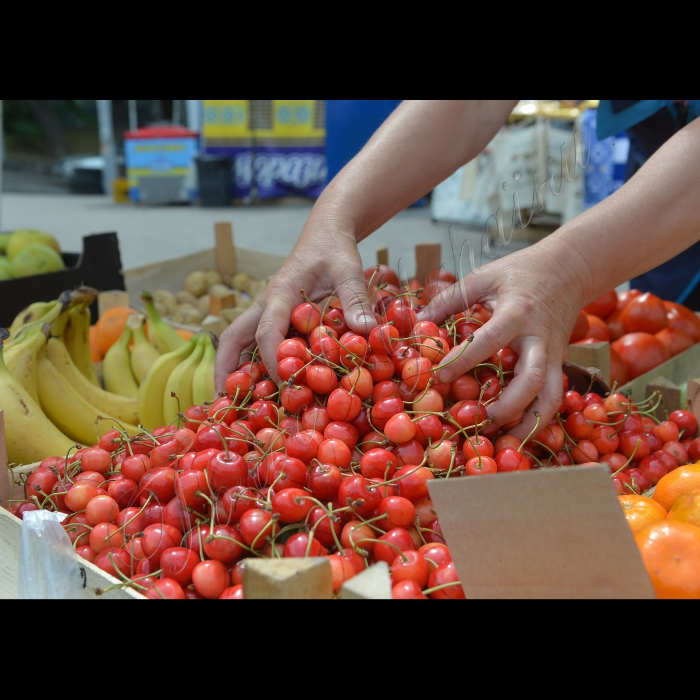 Київ, продаж черешні.  Вулична торгівля