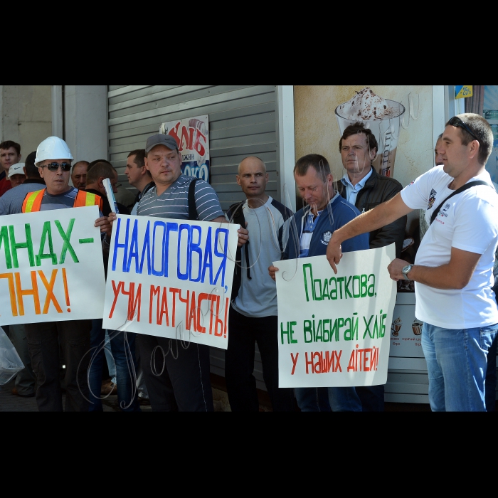 Пікет під. гаслами: «Ми працюємо і далі хочемо працювати «вбілу». Ми не будемо платити хабарі! Податкова позбавляє десятків тисяч робочих місць співробітників ключової галузі держави - будівельників!».відбувся біля Міністерства податків і зборів України. Організатор -Конфедерація будівельників України. Працівники ГУ Міндоходів у м.Києві вирішили застосувати штрафні санкції до будівельної компанії в розмірі 195 000 000 грн. Діяльність податківців призведе до блокування подальшої діяльності компаній будівельної галузі.