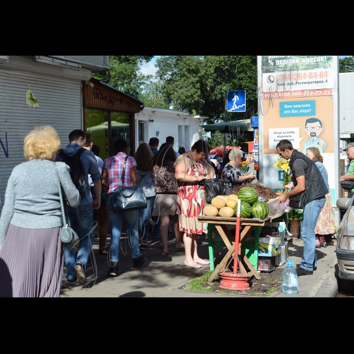 Київ. Вулична торгівля.
Біля ст.метро Універсітет