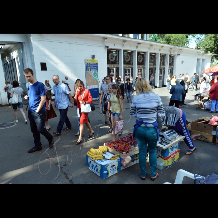 Київ. Вулична торгівля.
Біля ст.метро Універсітет