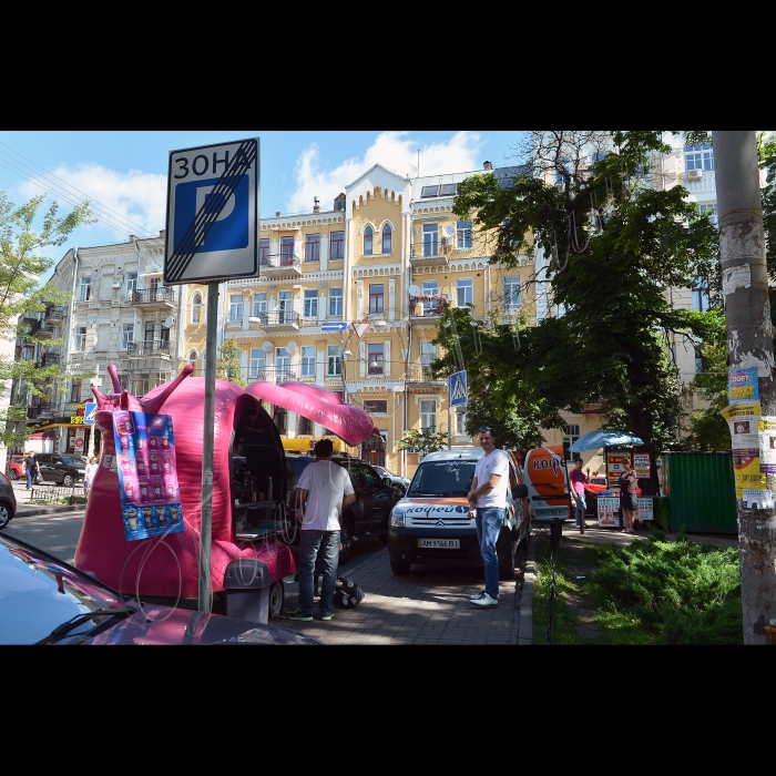 Київ. Вулична торгівля.
Золоті ворота