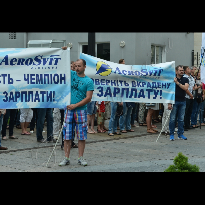 Біля АПУ відбулась  акція протесту співробітників штучно знищеної авіакомпанії «Аеросвіт». Основні вимоги:  особисте втручання президента та сприяння погашенню штучно створеної в авіакомпанії «Аеросвіт» найбільшої в Україні заборгованості із заробітної плати, яка нині складає понад 127 мільйонів гривень; контроль виплати власниками ПрАТ «Авіакомпанія «Аеросвіт» заборгованого Єдиного соціального внеску (ЄСВ) до Пенсійного фонду України; очищення Державіаслужби України від корупціонерів та злодіїв