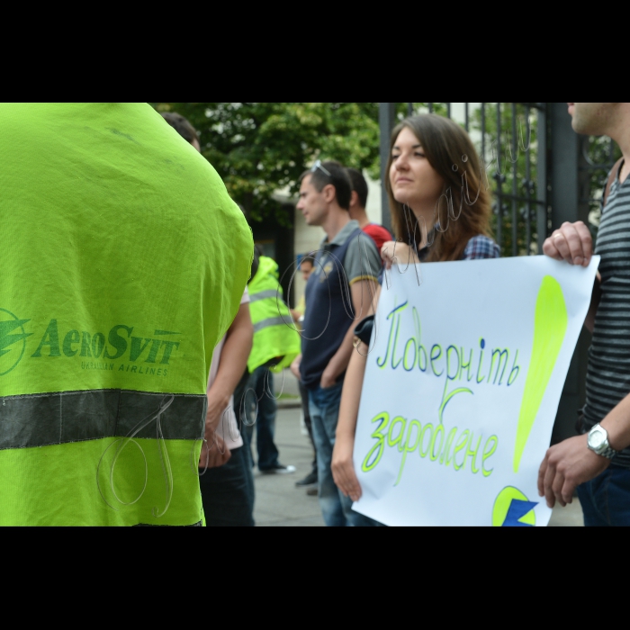 Біля АПУ відбулась  акція протесту співробітників штучно знищеної авіакомпанії «Аеросвіт». Основні вимоги:  особисте втручання президента та сприяння погашенню штучно створеної в авіакомпанії «Аеросвіт» найбільшої в Україні заборгованості із заробітної плати, яка нині складає понад 127 мільйонів гривень; контроль виплати власниками ПрАТ «Авіакомпанія «Аеросвіт» заборгованого Єдиного соціального внеску (ЄСВ) до Пенсійного фонду України; очищення Державіаслужби України від корупціонерів та злодіїв