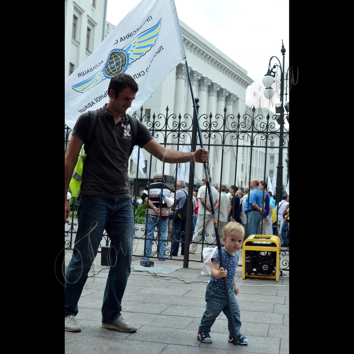 Біля АПУ відбулась  акція протесту співробітників штучно знищеної авіакомпанії «Аеросвіт». Основні вимоги:  особисте втручання президента та сприяння погашенню штучно створеної в авіакомпанії «Аеросвіт» найбільшої в Україні заборгованості із заробітної плати, яка нині складає понад 127 мільйонів гривень; контроль виплати власниками ПрАТ «Авіакомпанія «Аеросвіт» заборгованого Єдиного соціального внеску (ЄСВ) до Пенсійного фонду України; очищення Державіаслужби України від корупціонерів та злодіїв