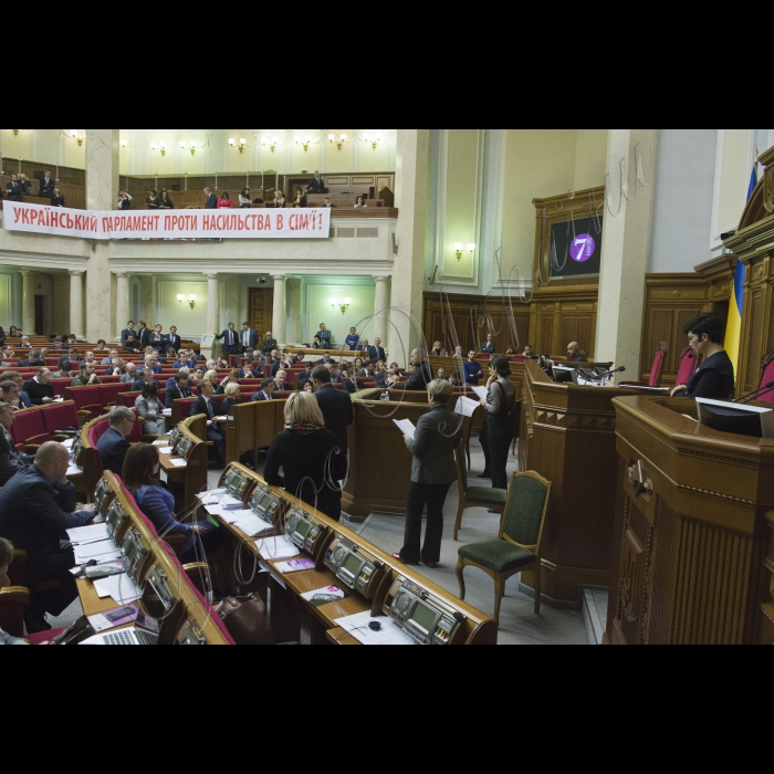 У рамках відзначення 25 листопада ц. р. Міжнародного дня боротьби за ліквідацію всіх форм насилля щодо жінок відбудуться читання народними депутатами України та запрошеними акторами і громадськими діячами п’єси «Сім» у сесійній залі Верховної Ради України.
Читці:
•Мустафа Найєм (народний депутат України)
•Оксана Сироїд (заступник Голови Верховної Ради)
•Таміла Ташева (Правозахисниця з питань прав жінок з Криму)
•Борислав Береза (народний депутат України)
•Наталія Сумська (Українська акторка та телеведуча)
•Остап Семерак (народний депутат України)
•Ірина Луценко (народний депутат України)