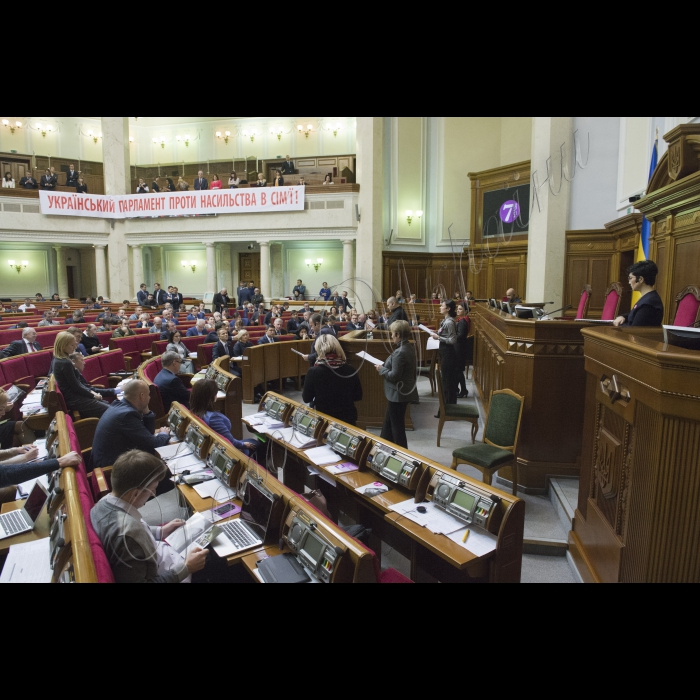 У рамках відзначення 25 листопада ц. р. Міжнародного дня боротьби за ліквідацію всіх форм насилля щодо жінок відбудуться читання народними депутатами України та запрошеними акторами і громадськими діячами п’єси «Сім» у сесійній залі Верховної Ради України.
Читці:
•Мустафа Найєм (народний депутат України)
•Оксана Сироїд (заступник Голови Верховної Ради)
•Таміла Ташева (Правозахисниця з питань прав жінок з Криму)
•Борислав Береза (народний депутат України)
•Наталія Сумська (Українська акторка та телеведуча)
•Остап Семерак (народний депутат України)
•Ірина Луценко (народний депутат України)