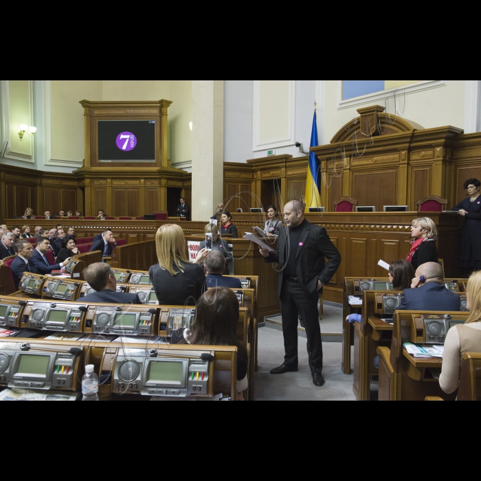 У рамках відзначення 25 листопада ц. р. Міжнародного дня боротьби за ліквідацію всіх форм насилля щодо жінок відбудуться читання народними депутатами України та запрошеними акторами і громадськими діячами п’єси «Сім» у сесійній залі Верховної Ради України.
Читці:
•Мустафа Найєм (народний депутат України)
•Оксана Сироїд (заступник Голови Верховної Ради)
•Таміла Ташева (Правозахисниця з питань прав жінок з Криму)
•Борислав Береза (народний депутат України)
•Наталія Сумська (Українська акторка та телеведуча)
•Остап Семерак (народний депутат України)
•Ірина Луценко (народний депутат України)