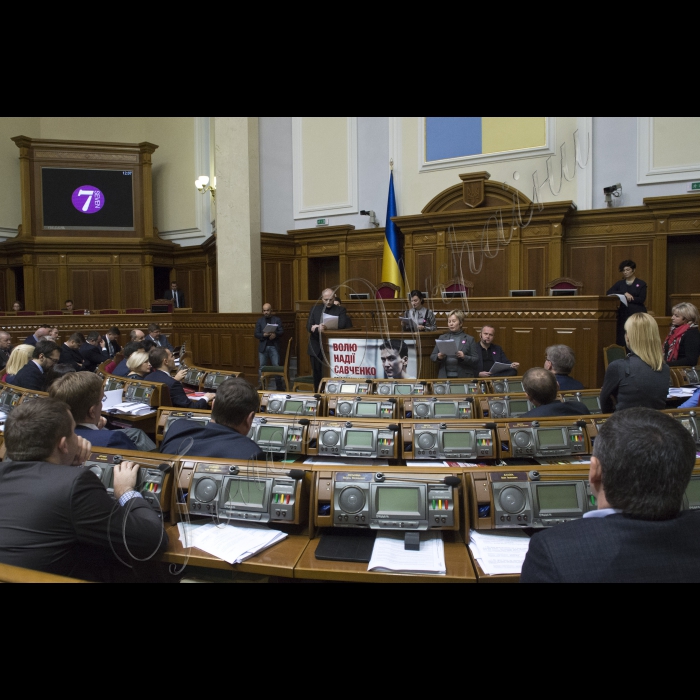 У рамках відзначення 25 листопада ц. р. Міжнародного дня боротьби за ліквідацію всіх форм насилля щодо жінок відбудуться читання народними депутатами України та запрошеними акторами і громадськими діячами п’єси «Сім» у сесійній залі Верховної Ради України.
Читці:
•Мустафа Найєм (народний депутат України)
•Оксана Сироїд (заступник Голови Верховної Ради)
•Таміла Ташева (Правозахисниця з питань прав жінок з Криму)
•Борислав Береза (народний депутат України)
•Наталія Сумська (Українська акторка та телеведуча)
•Остап Семерак (народний депутат України)
•Ірина Луценко (народний депутат України)