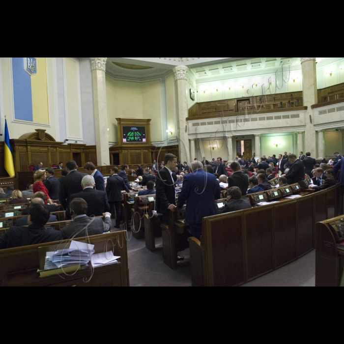 Попри повідомлення про замінування, Голова ВР України Володимир Гройсман веде засідання Верховної Ради.
Ложа преси порожня.