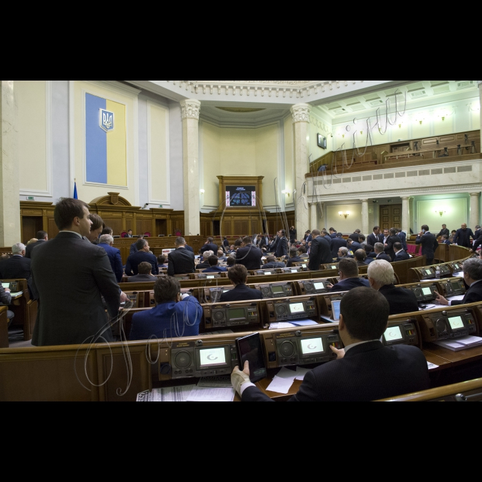 Попри повідомлення про замінування, Голова ВР України Володимир Гройсман веде засідання Верховної Ради.
Ложа преси порожня.