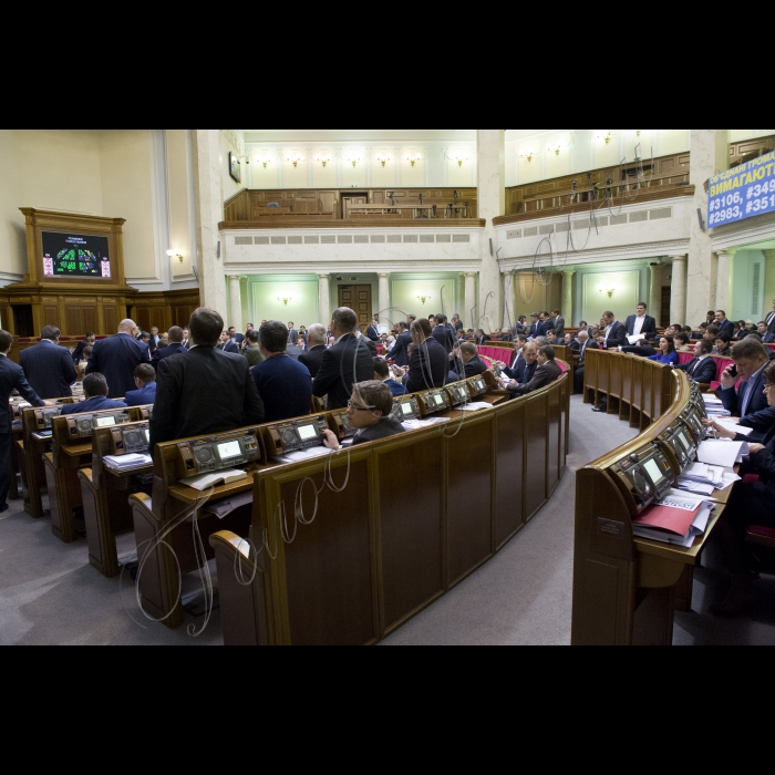 Попри повідомлення про замінування, Голова ВР України Володимир Гройсман веде засідання Верховної Ради.
Ложа преси порожня.