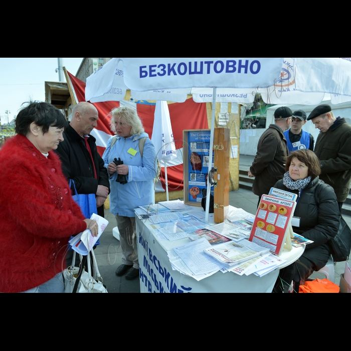 Київ. Департамент охорони здоров’я КМДА спільно з Медичною службою Штабу Національного Спротиву провели  акцію «День здоров’я» для активістів Євромайдану. Учасники акції змогли безкоштовно: виміряти артеріальний тиск;   здати аналіз крові на рівень цукру; зробити флюорографію та електрокардіограму;    отримати кваліфіковану консультацію від лікаря та просвітницькі матеріали; навчитися здійснювати першу медичну допомогу