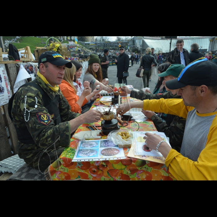 Київ. Народна майстриня з Івано-франківська  Ірина Блонська провела   майстер-клас з розпису писанок на Майдані Незалежності в Києві