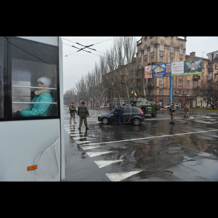 Донецька область. Маріуполь. Вибори.
Загін МВС «Сокіл» разом з поліцією охороняє громадський порядок у Маріуполі