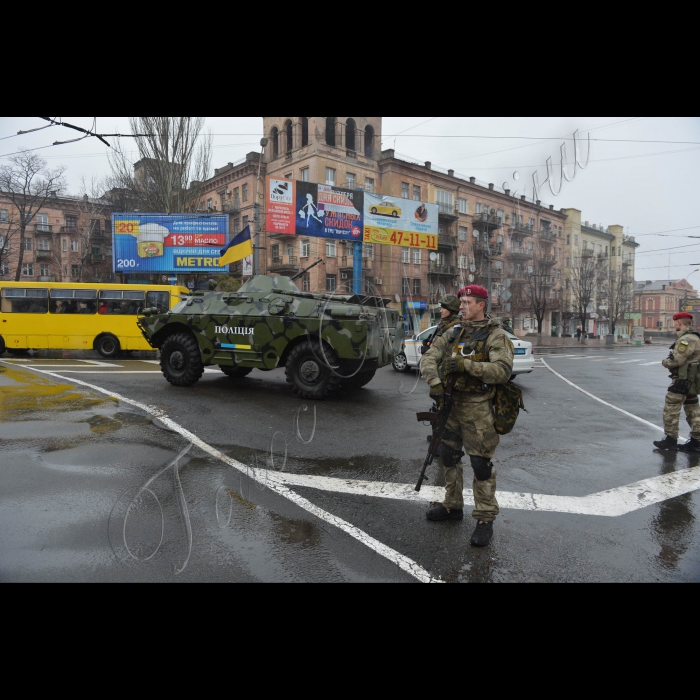 Донецька область. Маріуполь. Вибори.
Загін МВС «Сокіл» разом з поліцією охороняє громадський порядок у Маріуполі