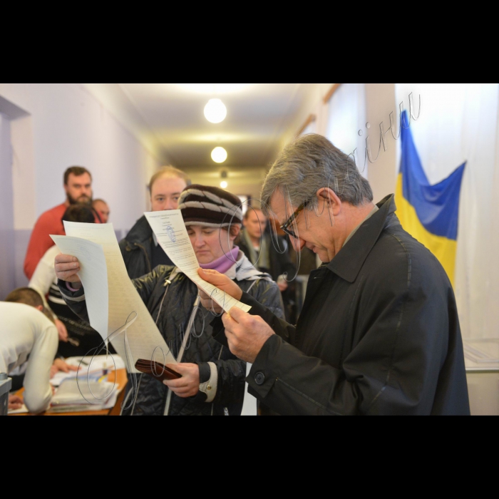 Донецька область. Маріуполь. Вибори.
Голосує громадський діяч Сергій Тарута