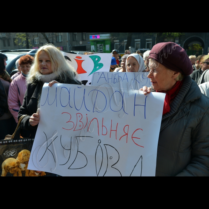 Київ. Біля Національного банку України ініціативна група киян «За гідне життя» спільно з активістами Євромайдану провели пікет з вимогою зупинити зростання інфляції, що призводить до неконтрольованого зростання цін на продукти, ліки, подорожчання послуг ЖКГ