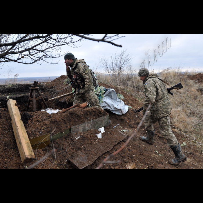 Донецька область. Зона АТО.
Розвідник Богдан та боєць Олександр.