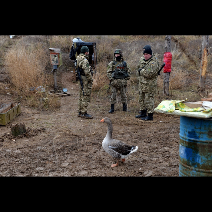 Донецька область. Зона АТО.
Розвідник Богдан та боєць Олександр.