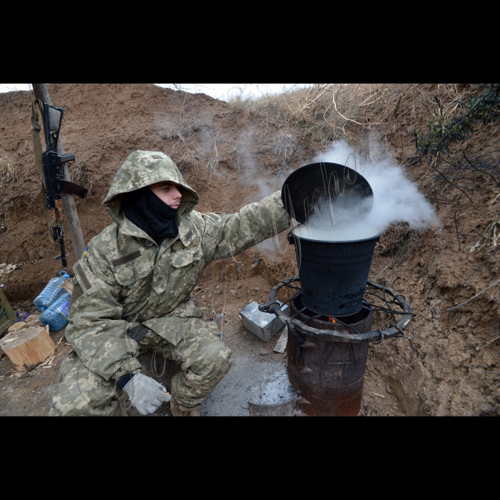 Донецька область. Зона АТО.
Розвідник Богдан та боєць Олександр.