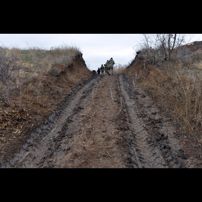 Донецька область. Зона АТО.
Розвідник Богдан та боєць Олександр.