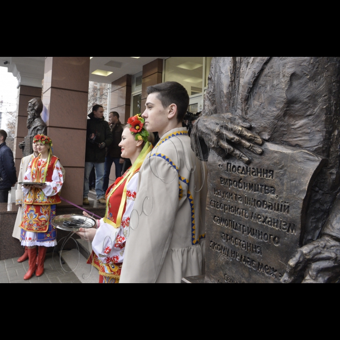 Робоча поїздка Голови ВР України Володимира Гройсмана у Харків.
Участь в урочистому відкритті нового навчального корпусу Харківського національного економічного університету імені Семена Кузнеця. Про заклад розповідає Пономаренко Володимир Степанович – ректор Харківського національного економічного університету ім. Семена Кузнеця
Лекція Голови Верховної Ради України В.Б.ГРОЙСМАНА для представників студентства на тему: «Децентралізація – стратегія національного успіху»
