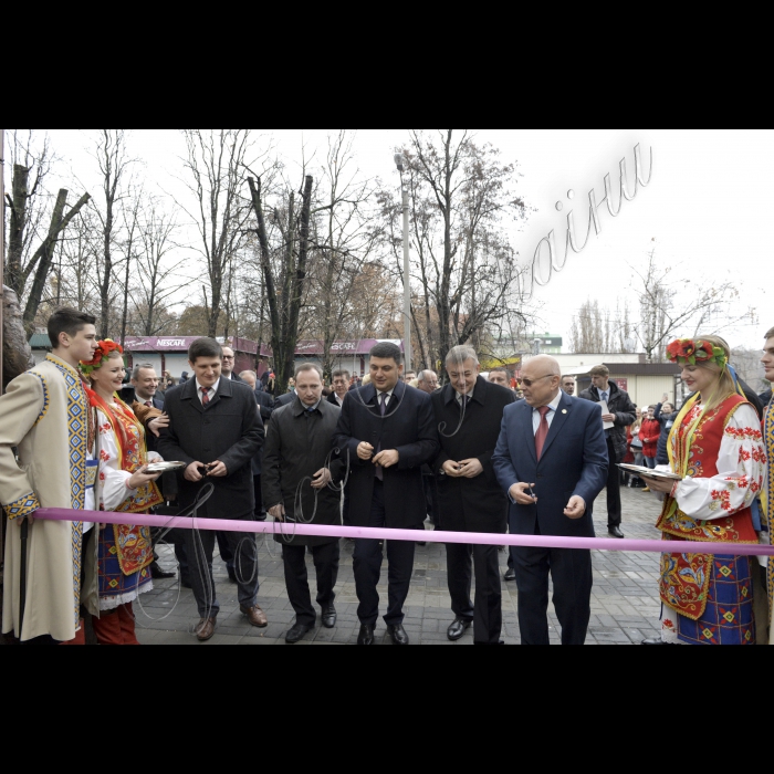 Робоча поїздка Голови ВР України Володимира Гройсмана у Харків.
Участь в урочистому відкритті нового навчального корпусу Харківського національного економічного університету імені Семена Кузнеця. Про заклад розповідає Пономаренко Володимир Степанович – ректор Харківського національного економічного університету ім. Семена Кузнеця
Лекція Голови Верховної Ради України В.Б.ГРОЙСМАНА для представників студентства на тему: «Децентралізація – стратегія національного успіху»
