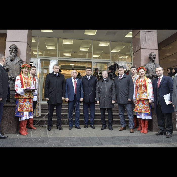 Робоча поїздка Голови ВР України Володимира Гройсмана у Харків.
Участь в урочистому відкритті нового навчального корпусу Харківського національного економічного університету імені Семена Кузнеця. Про заклад розповідає Пономаренко Володимир Степанович – ректор Харківського національного економічного університету ім. Семена Кузнеця
Лекція Голови Верховної Ради України В.Б.ГРОЙСМАНА для представників студентства на тему: «Децентралізація – стратегія національного успіху»
