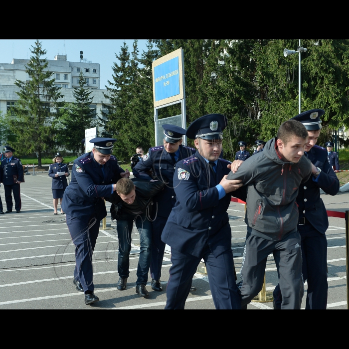 Київ. У Національній академії внутрішніх справ відбулися тактико-спеціальні навчання «Охорона громадського порядку під час виборчого процесу». Під час навчань курсанти продемонстрували, як поводити себе в тих, чи інших екстрених ситуаціях під час виборчого процесу (вул. Народного ополчення, 9, навчально-науковий інститут підготовки фахівців для підрозділів слідства та кримінальної міліції Національної академії внутрішніх справ).  