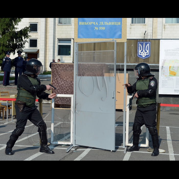 Київ. У Національній академії внутрішніх справ відбулися тактико-спеціальні навчання «Охорона громадського порядку під час виборчого процесу». Під час навчань курсанти продемонстрували, як поводити себе в тих, чи інших екстрених ситуаціях під час виборчого процесу (вул. Народного ополчення, 9, навчально-науковий інститут підготовки фахівців для підрозділів слідства та кримінальної міліції Національної академії внутрішніх справ).  