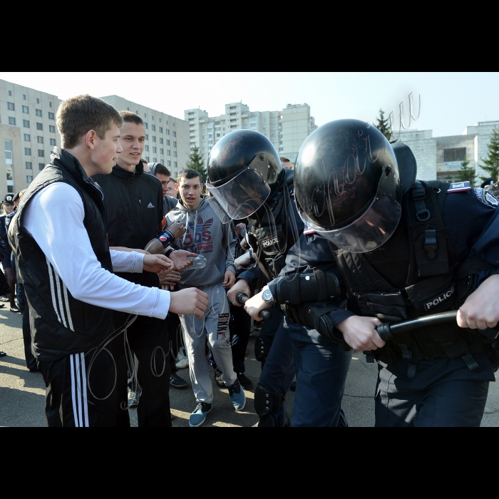 Київ. У Національній академії внутрішніх справ відбулися тактико-спеціальні навчання «Охорона громадського порядку під час виборчого процесу». Під час навчань курсанти продемонстрували, як поводити себе в тих, чи інших екстрених ситуаціях під час виборчого процесу (вул. Народного ополчення, 9, навчально-науковий інститут підготовки фахівців для підрозділів слідства та кримінальної міліції Національної академії внутрішніх справ).  