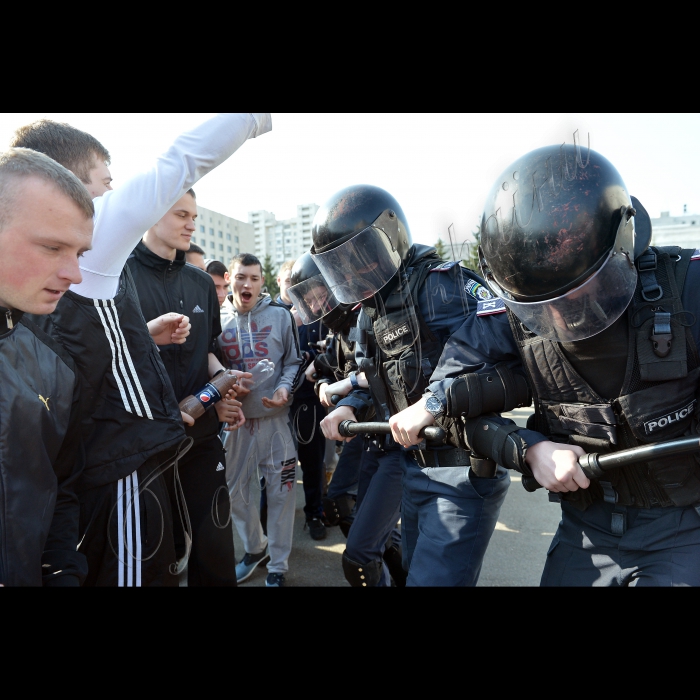 Київ. У Національній академії внутрішніх справ відбулися тактико-спеціальні навчання «Охорона громадського порядку під час виборчого процесу». Під час навчань курсанти продемонстрували, як поводити себе в тих, чи інших екстрених ситуаціях під час виборчого процесу (вул. Народного ополчення, 9, навчально-науковий інститут підготовки фахівців для підрозділів слідства та кримінальної міліції Національної академії внутрішніх справ).  