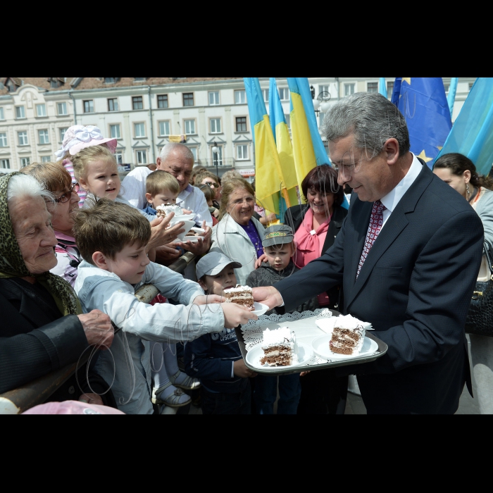 У  Івано-Франківську на площі Ринок офіційно відкрили урочистості з нагоди 352-ої річниці заснування міста.
Всіх присутніх мешканців та гостей міський голова  Віктор  Анушкевичус  пригостив традиційним тортом.