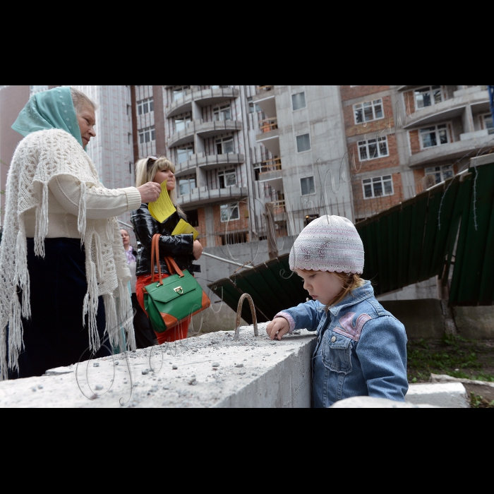 В Києві, на вул. Червоноармійській, 124а, відбулась акція «Звільніть наш двір!». Жителі протестували проти знищення шкільного стадіону, скверу, дитячого майданчика і проти захоплення двору під незаконне будівництво. Забудовник – Українська державна будівельна корпорація «Укрбуд». Жителі Голосіївського району вимагають скасувати дозвільні документи на будівництво і незаконне рішення Київради про виділення земельної ділянки під забудову. Організатор акції – громадянська кампанія «Форум порятунку Києва».